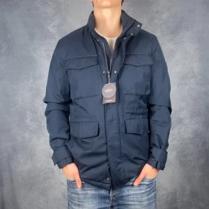 J. Lindeberg Field Jacka - Skick: 9/10. | Ingår: Endast jackan. | Nypris: +- 4000 SEK. | Modellen är 176cm och väger ~ 70kg