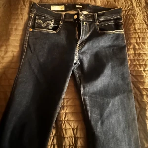 Replay Anbass mörkblå jeans - Säljer ett par Replay Anbass jeans som är mörkblåa väl omhändertagna och har inte andvänts som slitbyxor 339 o dem är dina 