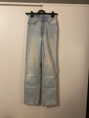 Jeans weekday rowe 25/32 - Högmidjade raka jeans från weekday. Modell rowe i storlek 25/32. Säljs pga storlek