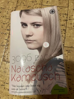 3096 dagar - En gripande och verklighetsbaserad berättelse om Natascha Kampuschs åtta år i fångenskap. Boken ger en unik inblick i psykologi och överlevnad, och visar styrka och mod. Perfekt för dig som vill läsa om verkliga händelser och inspireras av människans kraft.