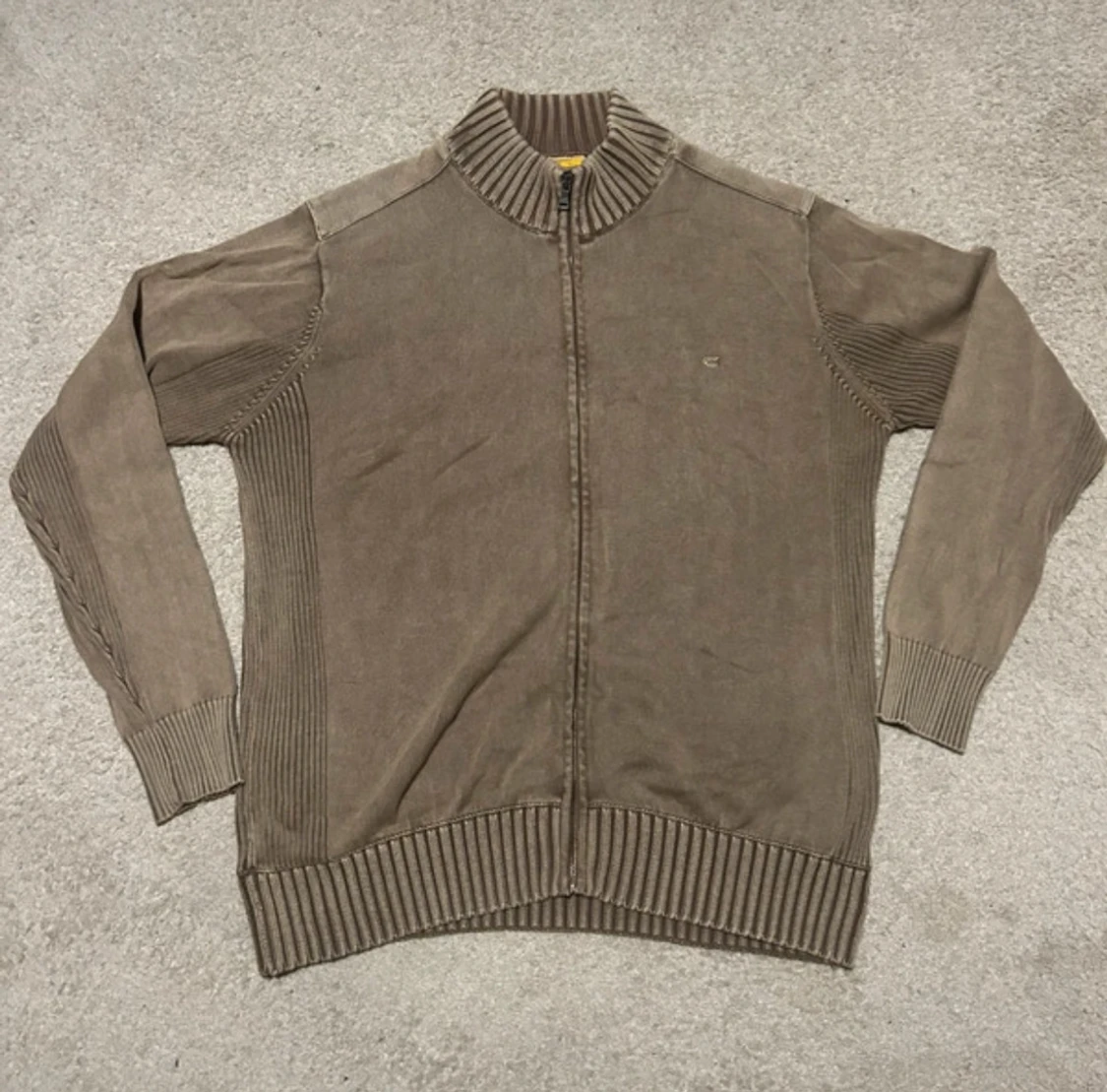 Brun kofta med dragkedja från Carhartt