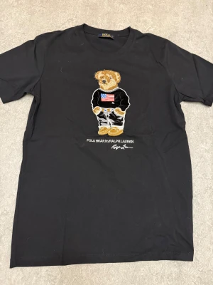 Polo Bear Ralph Lauren T-shirt - Tja! Säljer denna stilrena Ralph Lauren T-shirten ! Storlek S / Skick 9/10 Nästan helt ny! Priset är ej hugget i sten,  tveka inte att kontakta vid frågor eller funderingar!