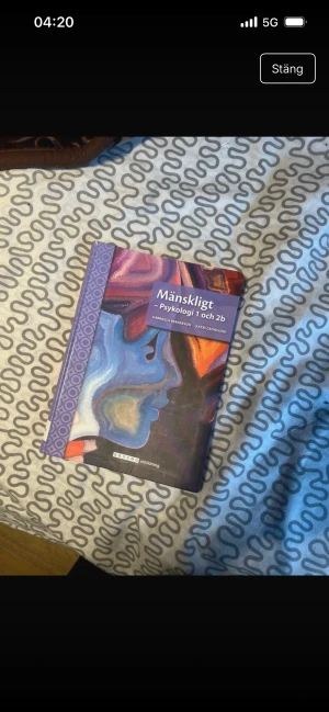 Mänskligt – Psykologi 1 och 2b - En modern och färgstark kursbok i psykologi för gymnasiet. Perfekt för dig som vill förstå människans tankar, känslor och beteenden. Inspirerande layout och tydligt upplägg gör pluggandet roligare och enklare.