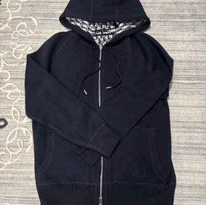 Zip hoodie - Hej! Säljer en mycket fin och fräsch hoodie, den är endast använd 2 gånger.  Hör av er vid intressen!