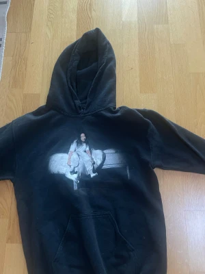 billie eilish hoodie - billie eilish hoodie med tryck från hennes album wwafawdwg köpt från hennes hemsida, storlek S men passar även M, pris kan diskuteras 