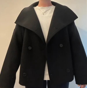 NA KD Kappa med hög krage - Fint skick, inga defekter. Nypris: 999kr Storlek L/40