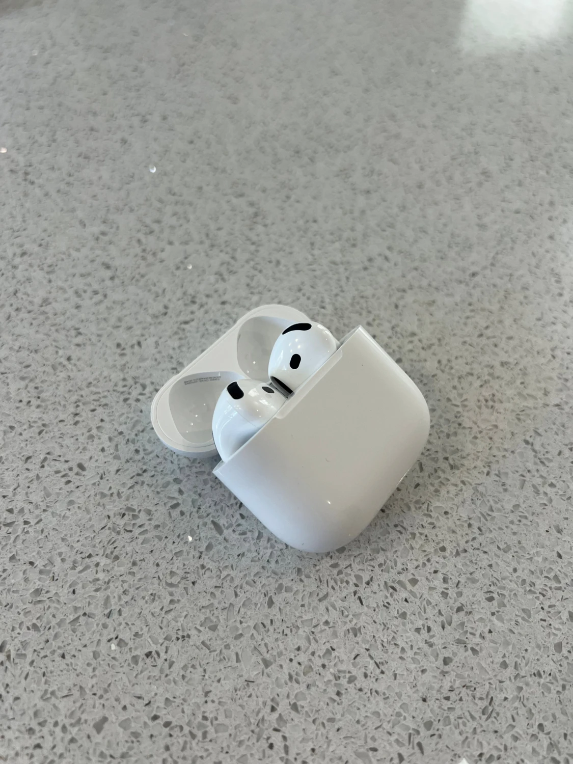 Hörlurar 4 – trådlösa med laddningsetui - 1