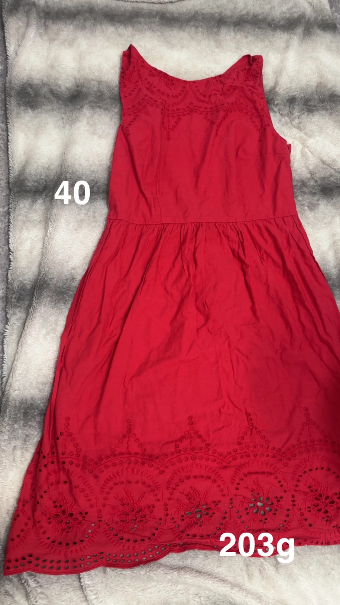 Röd ärmlös klänning med spetsdetaljer