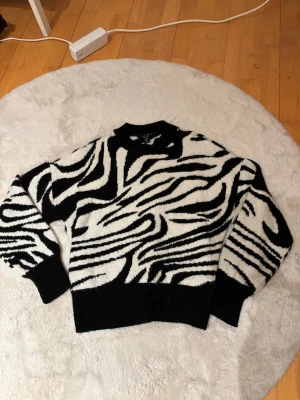 Zebramönstrad stickad tröja - Stickad tröja med zebra mönster💕 storlek M