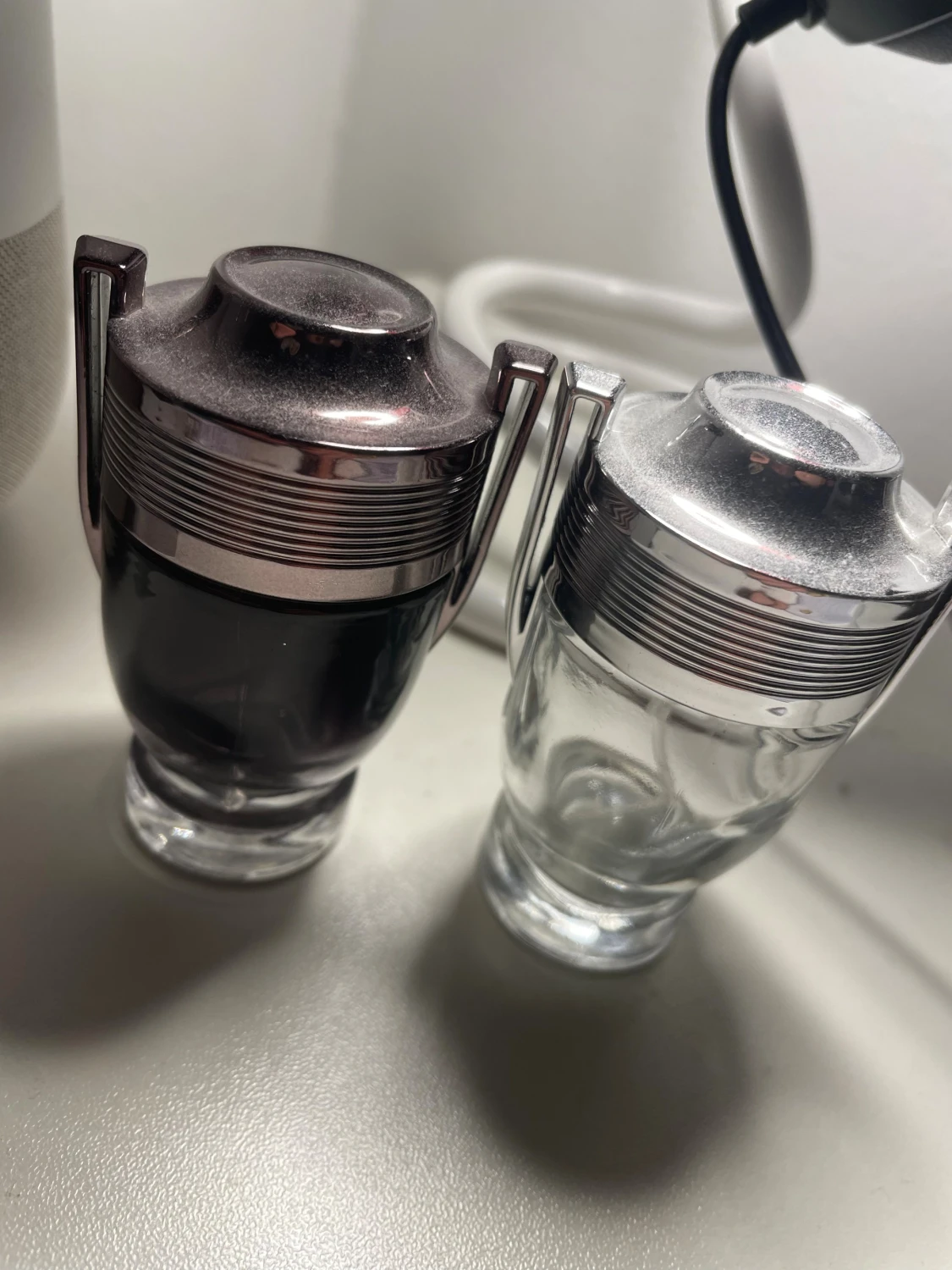 Två tomma mini invictus parfymer - 1