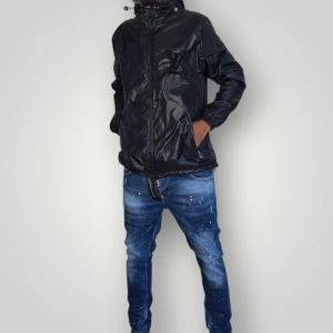 L.V vindjacka strl M - Helt ny. Fin replika med grym kvalitet. Modellen är 175cm lång och bär storlek M på bilderna. Pris: 1399kr. Först till kvarn som gäller. Skickas direkt inom 24h