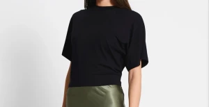 Svart tröja  - Säljer min svarta tröja ifrån lager 157 som går in i midjan och är lite större i ärmarna❤️