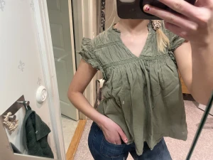 Blus ifrån Ginatricot  - En jätte fin blus ifrån Ginatricot i storlek 170 barn, men passar mig som är 172 cm lång och bär storlek S! Enbart använd en gång