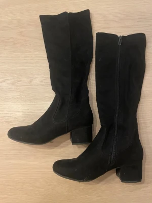 Svarta mockastövlar med klack🫶🏻 - Snygga svarta stövlar i mocka med rund tå och låg klack. Stövlarna har dragkedja på insidan för enkel på- och avtagning. Perfekt till höst och vinter för en stilren look. Supersnygga!🤍