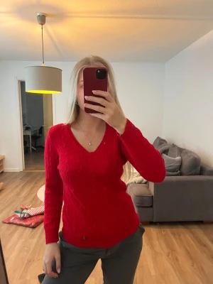 Röd stickad  - Röd stickad tröja, inget att anmärka på