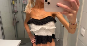 Svartvit stickad volang tubtopp - Söt topp från Zara😍! Pris kan alltid diskuteras🥰 