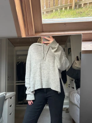 Grå stickad hoodie - Mysig grå stickad hoodie från H&M i storlek S. Tröjan har huva med snörning, ribbade muddar och en loose passform. Perfekt för chill dagar och har en enkel, stilren look som funkar till allt. Materialet är mjukt och skönt stickat.