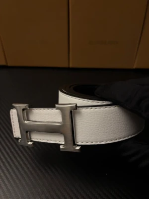 Herm3s bälte  - Den är 2 sidig. Den är helt ny och du får armband och borr i köpet 