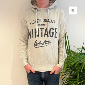 Hoodie herr  - Hoodie herr | Skick: 9/10 | Size - M | Pris - 199kr | Märke - Smog | Fraktar via postnord eller instabox på köparens bekostnad | Hör av dig vid minsta fråga eller fundering // RDL