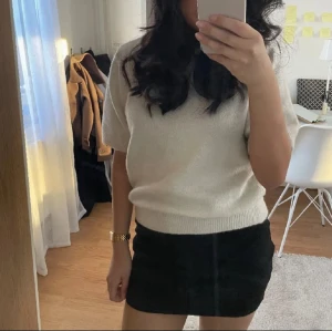 Stickad T-shirt  - Superfin stickad T-shirt från hm i gott skick!💞