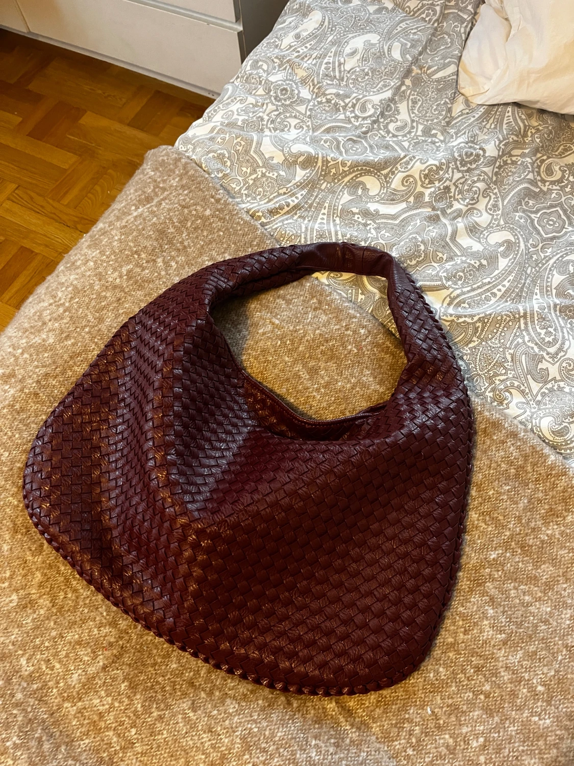 Vinröd axelväska i flätat skinn - 1