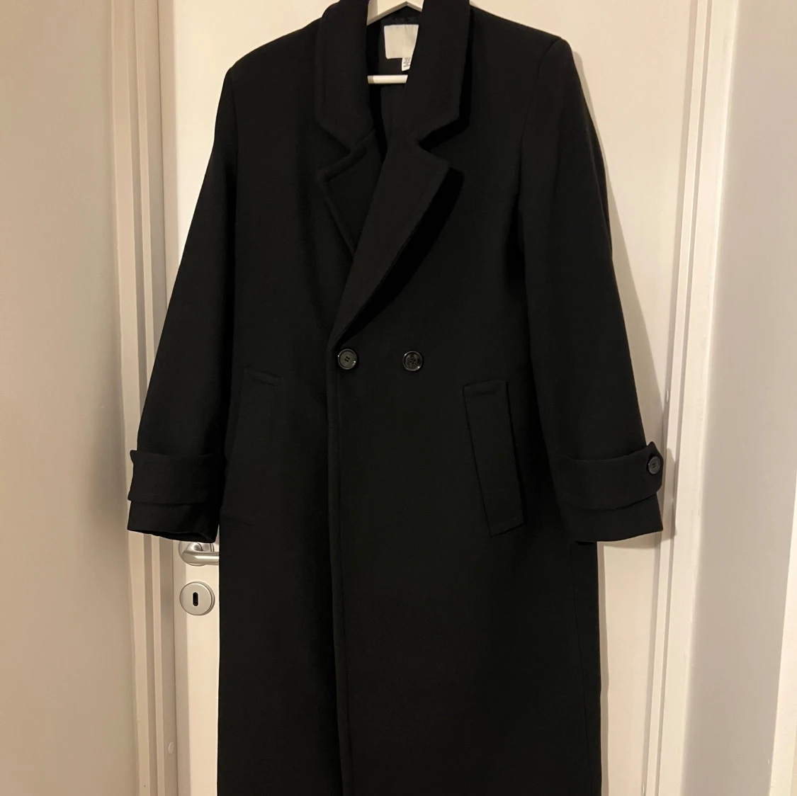 Svart lång kappa med knappar - 2