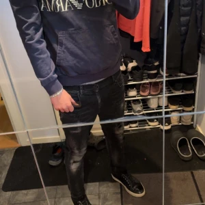 Dondup jeans - feta svata dondup med slitningar passa mig som är 180 o väger 68 kg