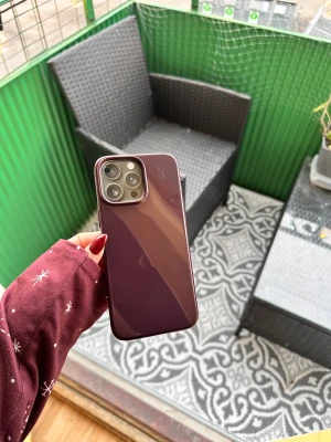 iPhone 16 Pro Max skal från Ideal of sweden - Köpte fel storlek köpte skalet från Ideal Of sweden. Fick paketet igår och kom på att det va fel storlek. Jätte fin färg för vintern nu. Köpte den för 150kr på grund av black friday så säljer den för 150kr. Snygg iPhone 16 Pro Max i mörklila färg med trippelkamera och MagSafe-kompatibelt skal (Glossy Cherry). Mobilen ser ut att vara i nyskick utan synligt slitage eller repor. Perfekt för dig som vill ha senaste modellen med kraftfull kamera och elegant design.