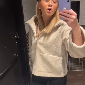 Ljus teddy jacka  - Jätte fint skick nästan ny (ja har stolek s och den passar mig bara att den är lite baggy