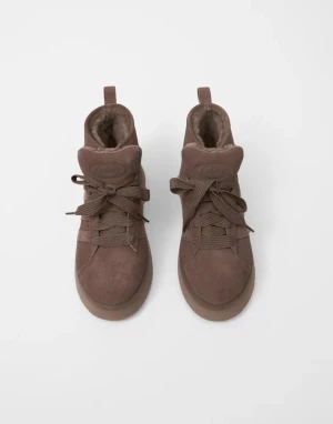 Bruna Adidas sneakers i mocka - Säljer ett par bruna Adidas sneakers i mocka, helt oanvända! Säljer dom då det är fel storlek, det var en present där returneringstiden hade gått ut! 