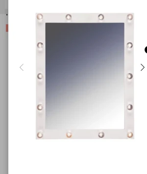 Sminkspegel med LED-belysning - Elegant sminkspegel med 12 LED-lampor runt ramen för optimal belysning. Kan placeras på bord eller hängas på väggen. Vit ram, batteridriven, i gott skick utan synliga skador eller slitage. Perfekt för makeup och styling.