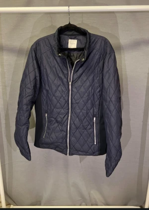 Quiltad field jacka - Supersnygg jacka! Modellen är 179cm . Begagnad men gott skick! Hör av dig vid minsta lilla fundering 🤩