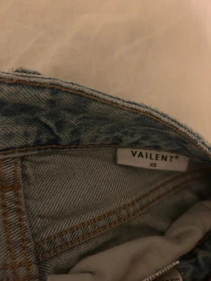 Ljusblå raka jeans från Vailent XS - Snygga ljusblå jeans från Vailent i storlek XS. Klassisk femficksmodell med raka ben och normal passform. Jeansen har en enkel design med ljusa sömmar och är tillverkade i jeansmaterial. Perfekta för dig som gillar en clean och tidlös look.