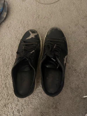 Axel Arigato skor  - Jättesnygga Arigato skor i storlek 37, lite slitna men fortfarande snygga, går att tvätta så de blir lite fräschare, skriv för frågor 💕