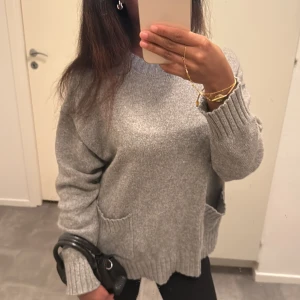 Grå stickad tröja med fickor  - Mysig grå stickad tröja med två stora fickor framtill och ribbade vid ärmslut 🧚🏾‍♀️🍂