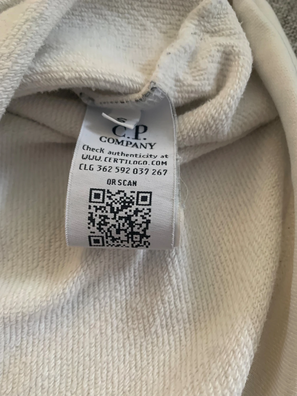 Vit hoodie med goggles från C.P. Company - 5