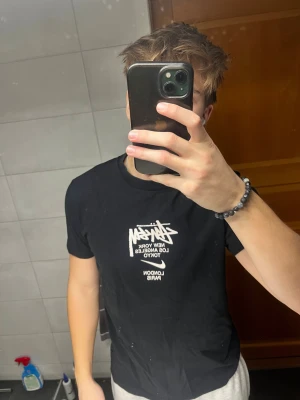 Svart Stüssy x Nike t-shirt S - Svart t-shirt från Nike i samarbete med Stüssy. Tryck på bröstet med Stüssy-logga och städer som New York, Los Angeles, Tokyo, London och Paris. Klassisk rund hals och korta ärmar. Skön bomullskvalitet, dock för liten för mig. Därför jag säljer. 