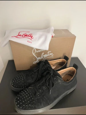 Svarta Loubs med taggar - Säljer dessa feta louboutins | Storlek 46 | Skick 6,5/10 se bilder | priset kan diskuteras vid snabb affär | kvitto och dustbag finns men låda följer EJ med | skicka dm vid frågor