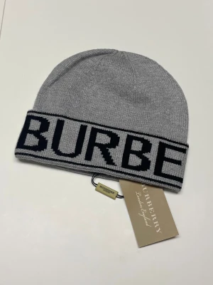 Burberry Mössa - Säljer en helt ny mössa, aldrig använd. Storlek One size. Snabb frakt fraktas inom 24h efter köp. Kan härmas i Haninge, skriv gärna vid fler frågor.