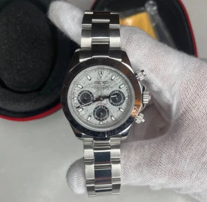 Seiko Daytona kronograf - Seiko Daytona Mod - Meteorite Steel Edition Helt ny och oanvänd En exklusiv Seiko Mod inspirerad av den legendariska Daytona - här i en unik Meteorite Steel Edition.                                                                       Specifikationer: • 40 mm rostfritt stål • Seiko VK63 Hybridurverk • Meteorit-urtavla • Safirglas • Oyster-armband i rostfritt stål                                                                              Ingår: • Justeringsverktyg • Ask • Alla armband