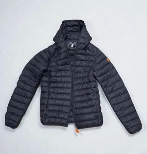 Svart dunjacka från Save The Duck - 🧥Lättvikts Pufferjacka/Dunjacka med huva  📏 Storlek M, sitter mer som S/M  ✅ Nyskick - Knappt använd  🍂 Perfekt för vår/höst – lätt och bekväm  🚭🐶 Från rök- och djurfritt hem  📦 Skickas samma dag eller dagen efter ✅