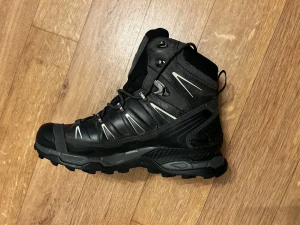 Svarta Salomon vandringskängor - Säljer ett par svarta Salomon vandringskängor med robust platt sula och grovt mönster för extra grepp. Kängorna har snörning, detaljer i grått och är tillverkade i syntet och skinn. Perfekta för dig som gillar äventyr och outdoor.