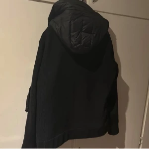 Moncler cardigan  - Säljer en svart cardigan. Den är snygg och är perfekt till vår och höst outfit eller lite varmare vinter dagar. Finns nfc Scan, skriv gärna om ni har frågor. Pris kan diskuteras 