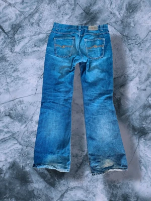 Nudie jeans flare Glenn gammal modell - Ett par gamla flare Glenn jeans från första släppet 2000. Denna färgen finns inte på de nya modellerna som släpps därav raritet. Passar midjestorlek 32 och 33 