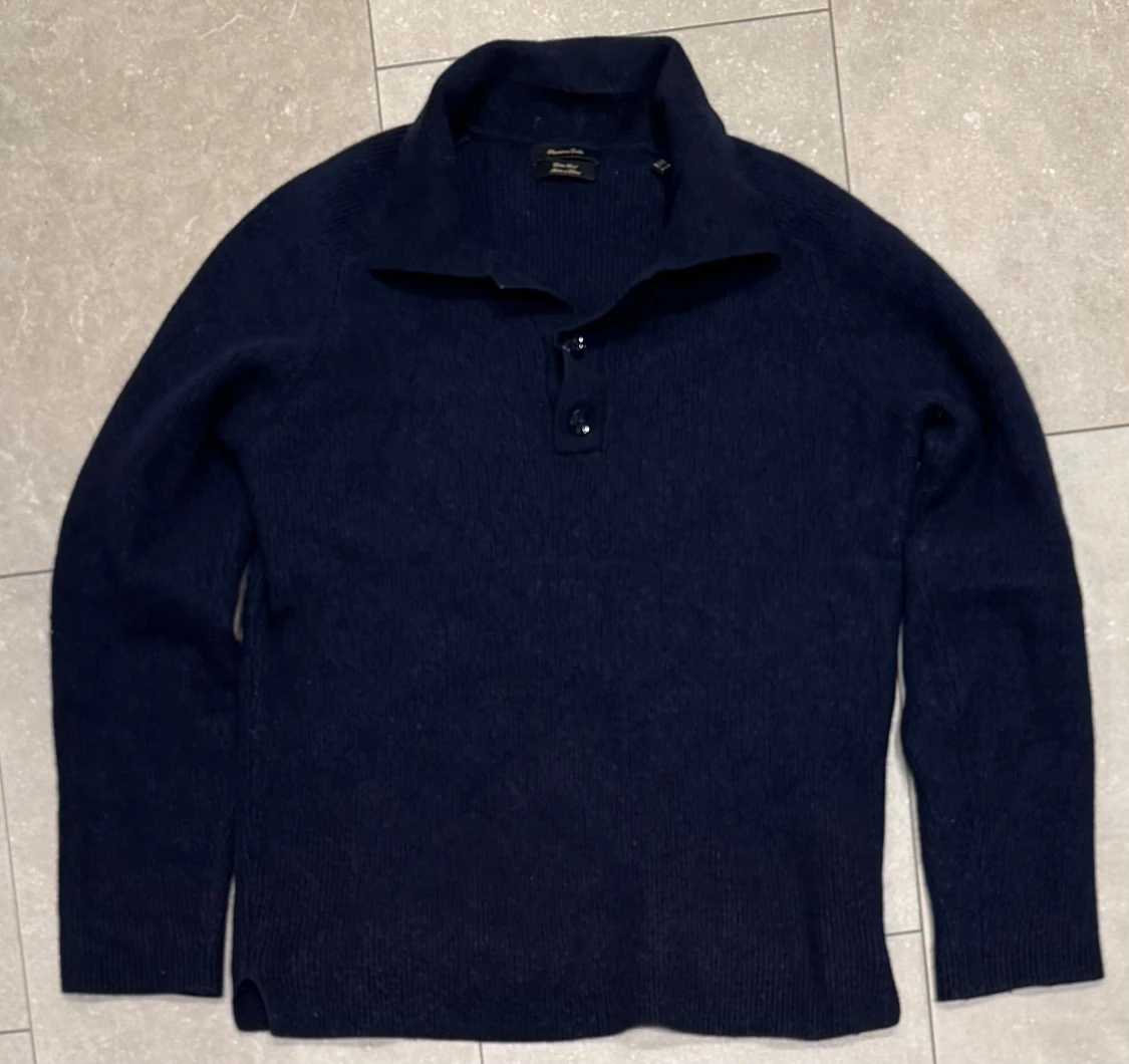 Mörkblå stickad polotröja med knappar - 1