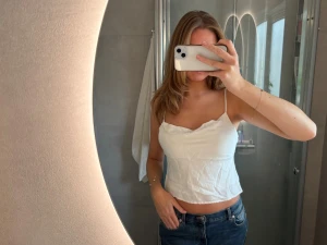 Vitt linne satin med spaghettiband - Vitt satinlinne från Zara med spaghettiband! Storlek S men skulle säga att det är litet i storleken. Aldrig använt🥰🥰