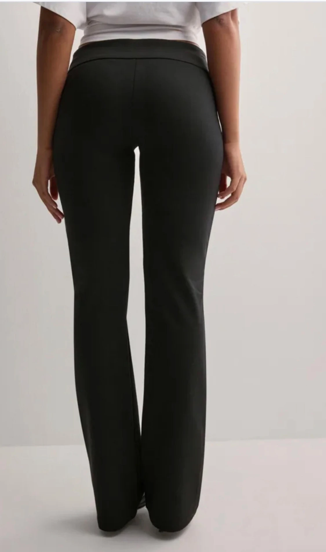 Svarta bootcut byxor med hög midja - 1