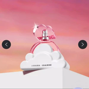 Ariana grande parfym - Säljer denna helt nya ariana grande parfymen i 100ml. Endast testad så dvs nästan helt full 💕 köpte för 591 säljer för 450! Doftar som vanlig cloud men lite sötare 