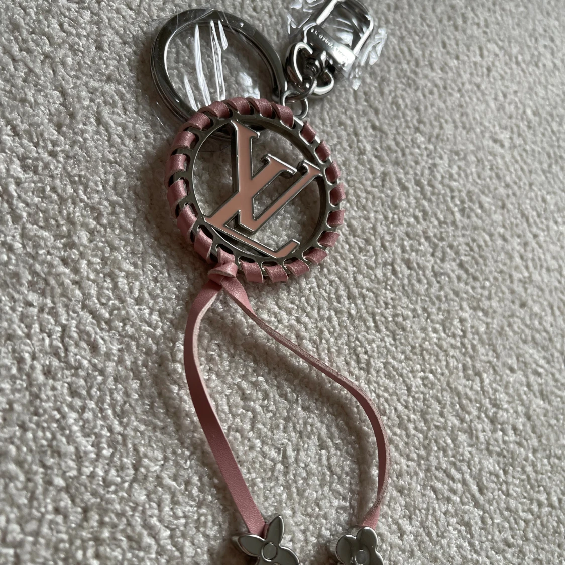  Vuitton rosa och silver nyckelring - 1