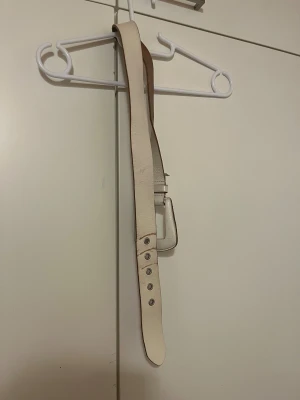 Vyö 80cm - Vaalea/ruskea vyö. Käytetty, mutta vielä ok kunnossa. Pituus 80cm. Lehmän nahkaa. Eläintalous MMM, lisätietoja saa kysymällä Katsothan myös muut ilmoitukseni Tarjoa 